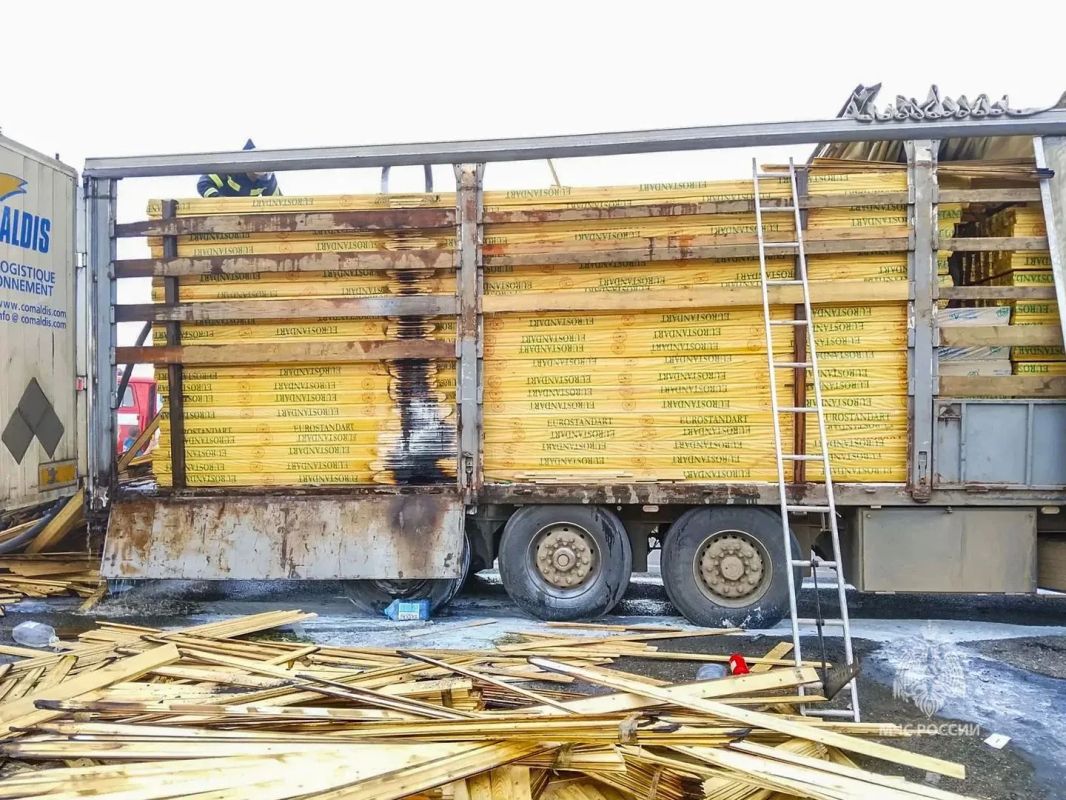 Трение колеса о дно кузова стало причиной пожара в грузовом авто Трение колеса о дно кузова стало причиной пожара в грузовом авто