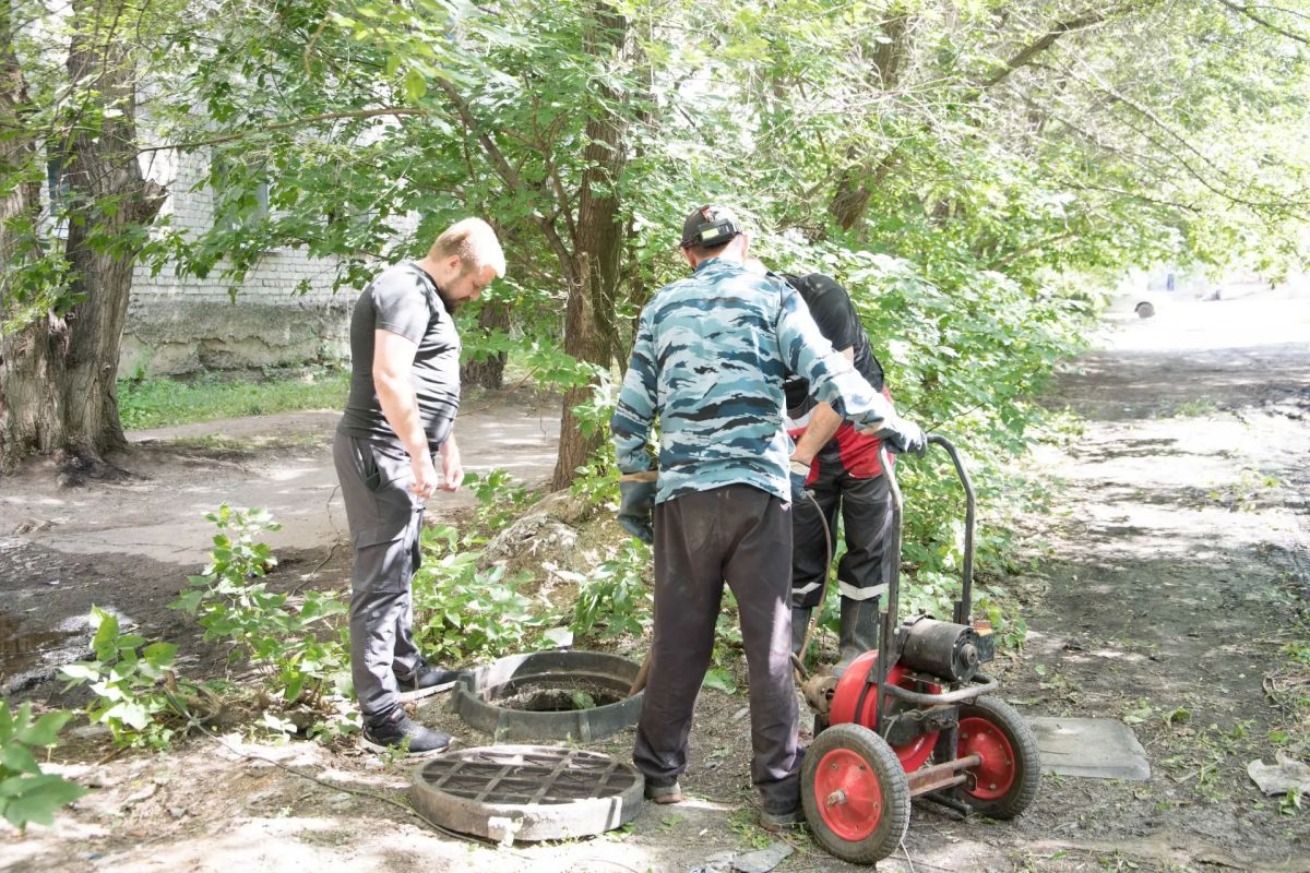 Специалисты «Прометея» устраняют засор в доме № 67 по пр. Конституции Специалисты «Прометея» устраняют засор в доме № 67 по пр. Конституции