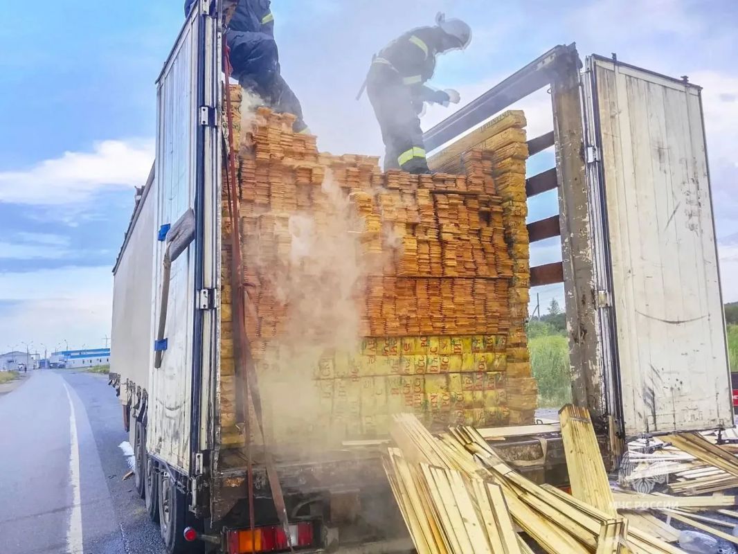 Трение колеса о дно кузова стало причиной пожара в грузовом авто Трение колеса о дно кузова стало причиной пожара в грузовом авто