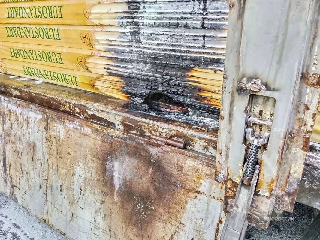 Трение колеса о дно кузова стало причиной пожара в грузовом авто Трение колеса о дно кузова стало причиной пожара в грузовом авто