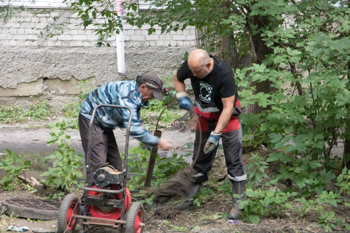 Специалисты «Прометея» устраняют засор в доме № 67 по пр. Конституции Специалисты «Прометея» устраняют засор в доме № 67 по пр. Конституции
