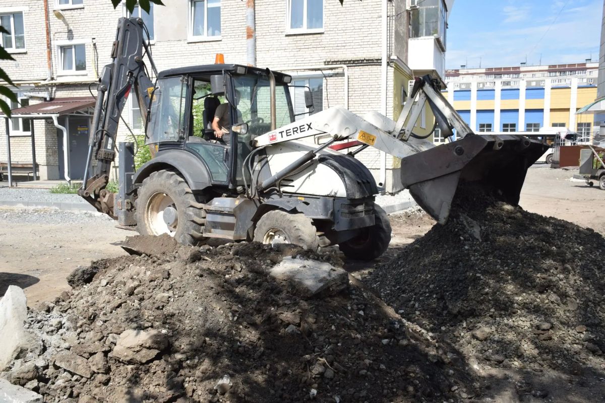 Также во время объезда глава города Антон Науменко проверил ремонт дворовых территорий и междворовых проездов Также во время объезда глава города Антон Науменко проверил ремонт дворовых территорий и междворовых проездов
