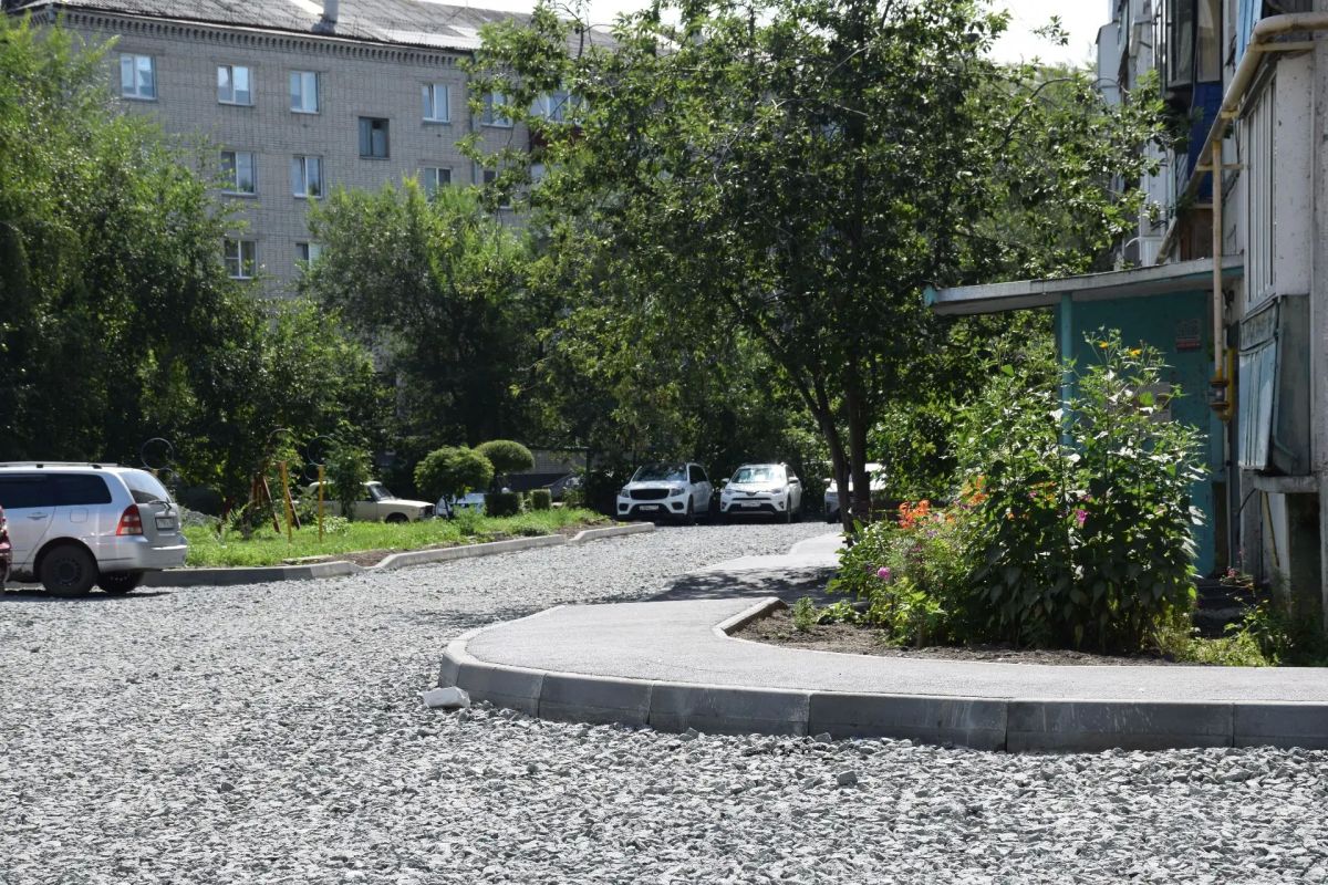 Также во время объезда глава города Антон Науменко проверил ремонт дворовых территорий и междворовых проездов Также во время объезда глава города Антон Науменко проверил ремонт дворовых территорий и междворовых проездов