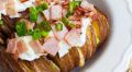Картофель-гармошка с ветчиной и сыром: просто и эффектно