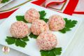 Шарики из крабовых палочек и сыра: идеальная закуска для любого праздника