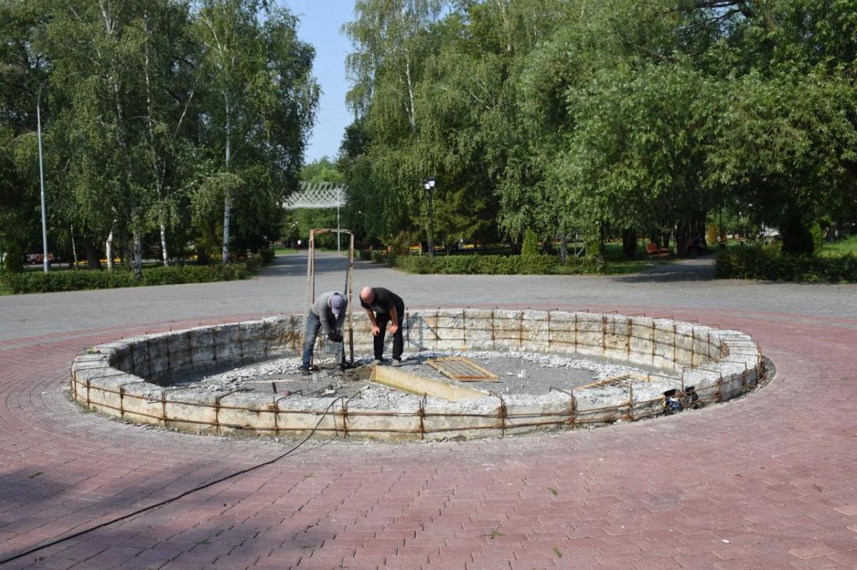 Центральный городской фонтан обновляют Центральный городской фонтан обновляют