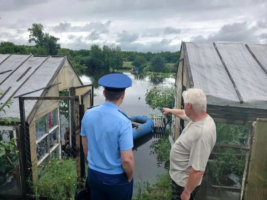 В Далматово Курганской области прокурор выехал на места подтоплений вблизи реки Исеть