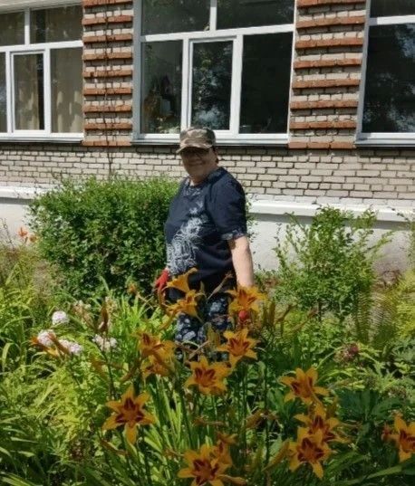 ТОСы взяли шефство над школьной клумбой ТОСы взяли шефство над школьной клумбой
