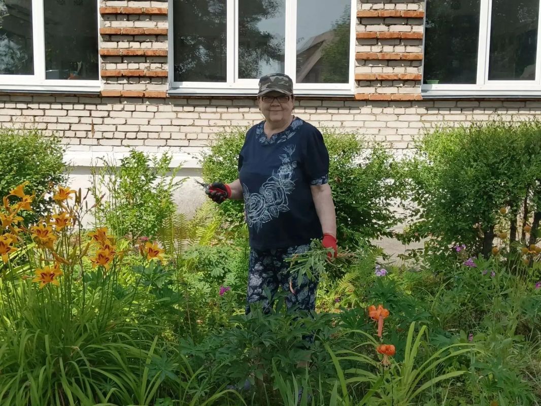 ТОСы взяли шефство над школьной клумбой ТОСы взяли шефство над школьной клумбой