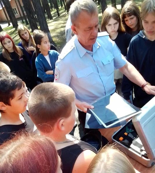 Сотрудники полиции Катайска и общественники провели мероприятие для детей, отдыхающих в загородном оздоровительном лагере Сотрудники полиции Катайска и общественники провели мероприятие для детей, отдыхающих в загородном оздоровительном лагере