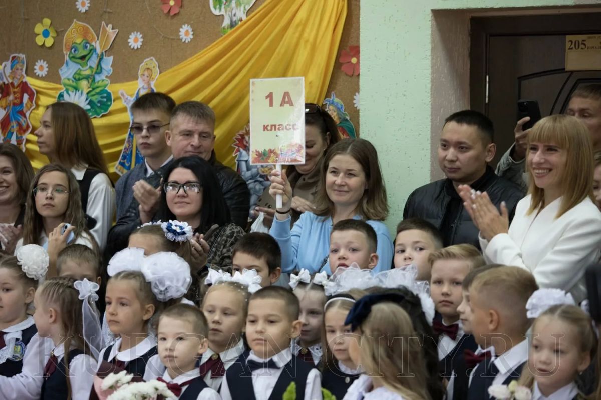 Глава города Кургана Антон Науменко поздравил школьников с Днём знаний Глава города Кургана Антон Науменко поздравил школьников с Днём знаний
