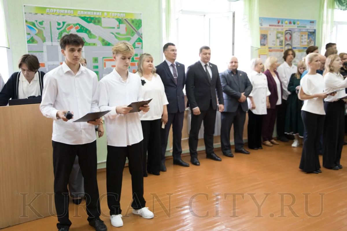 Глава города Кургана Антон Науменко поздравил школьников с Днём знаний Глава города Кургана Антон Науменко поздравил школьников с Днём знаний