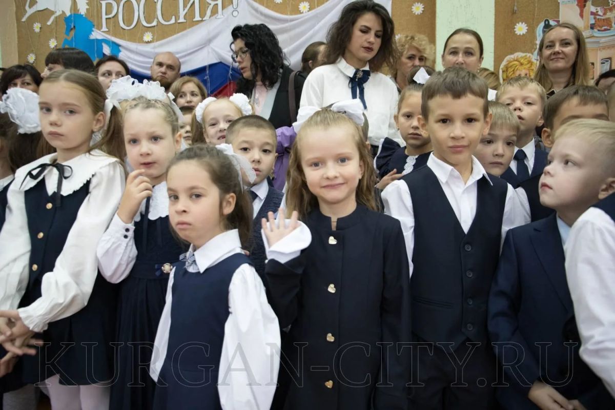Глава города Кургана Антон Науменко поздравил школьников с Днём знаний Глава города Кургана Антон Науменко поздравил школьников с Днём знаний