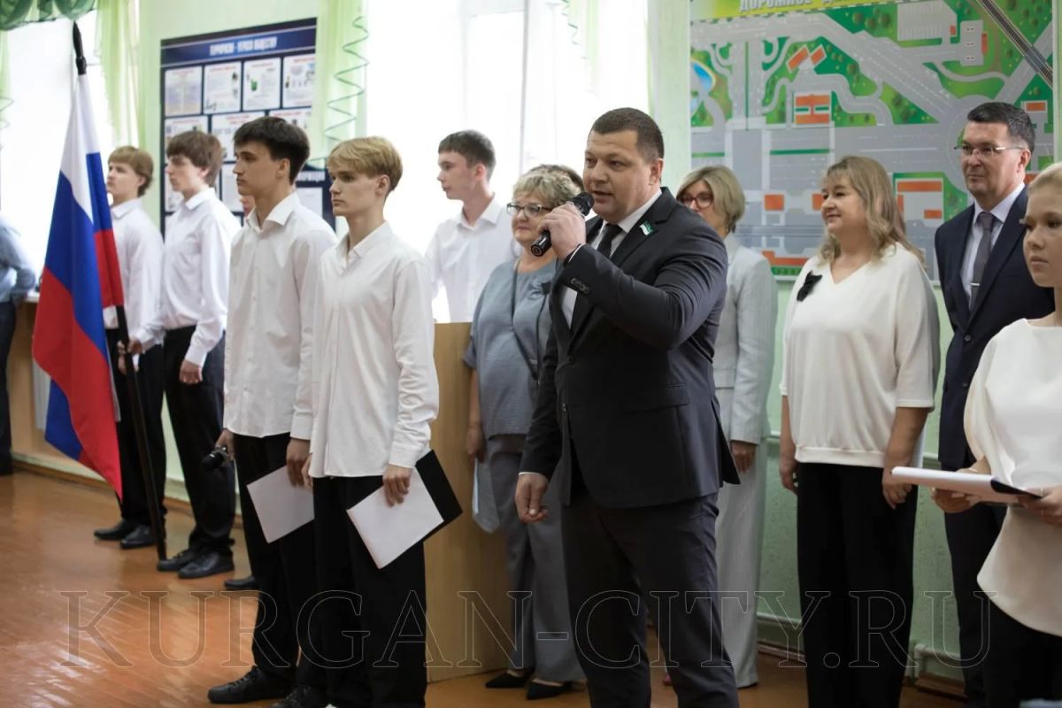 Глава города Кургана Антон Науменко поздравил школьников с Днём знаний Глава города Кургана Антон Науменко поздравил школьников с Днём знаний