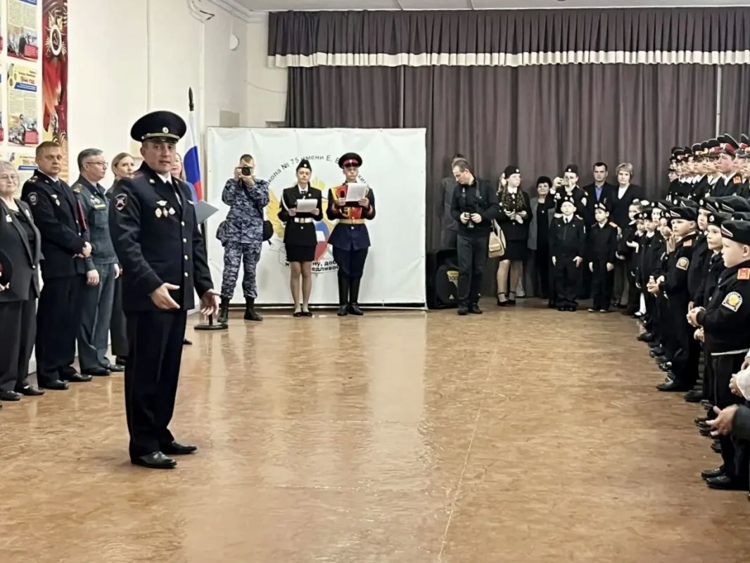 В школе № 75 прошла торжественная линейка с участием главного дорожного полицейского региона В школе № 75 прошла торжественная линейка с участием главного дорожного полицейского региона