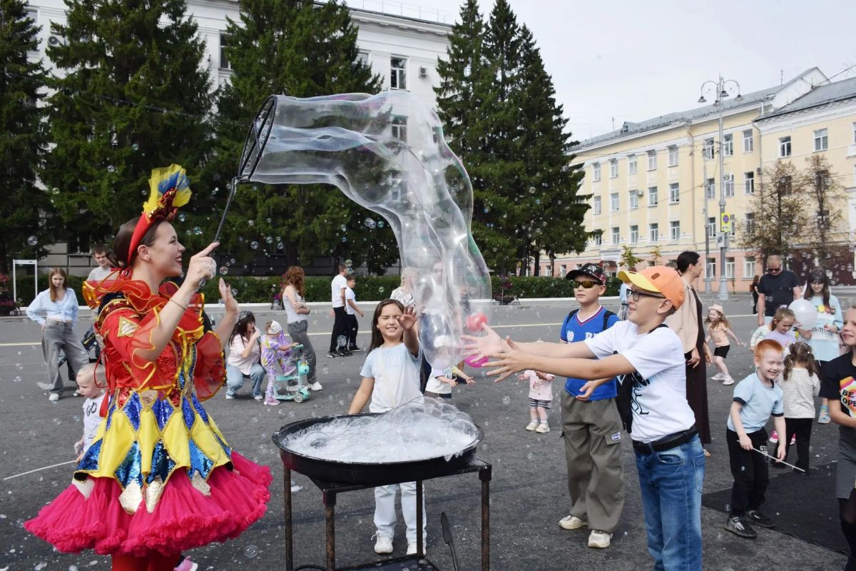 Прямо сейчас на центральной площади детишек развлекают артисты арт-шоу "Фонарь" Прямо сейчас на центральной площади детишек развлекают артисты арт-шоу "Фонарь"