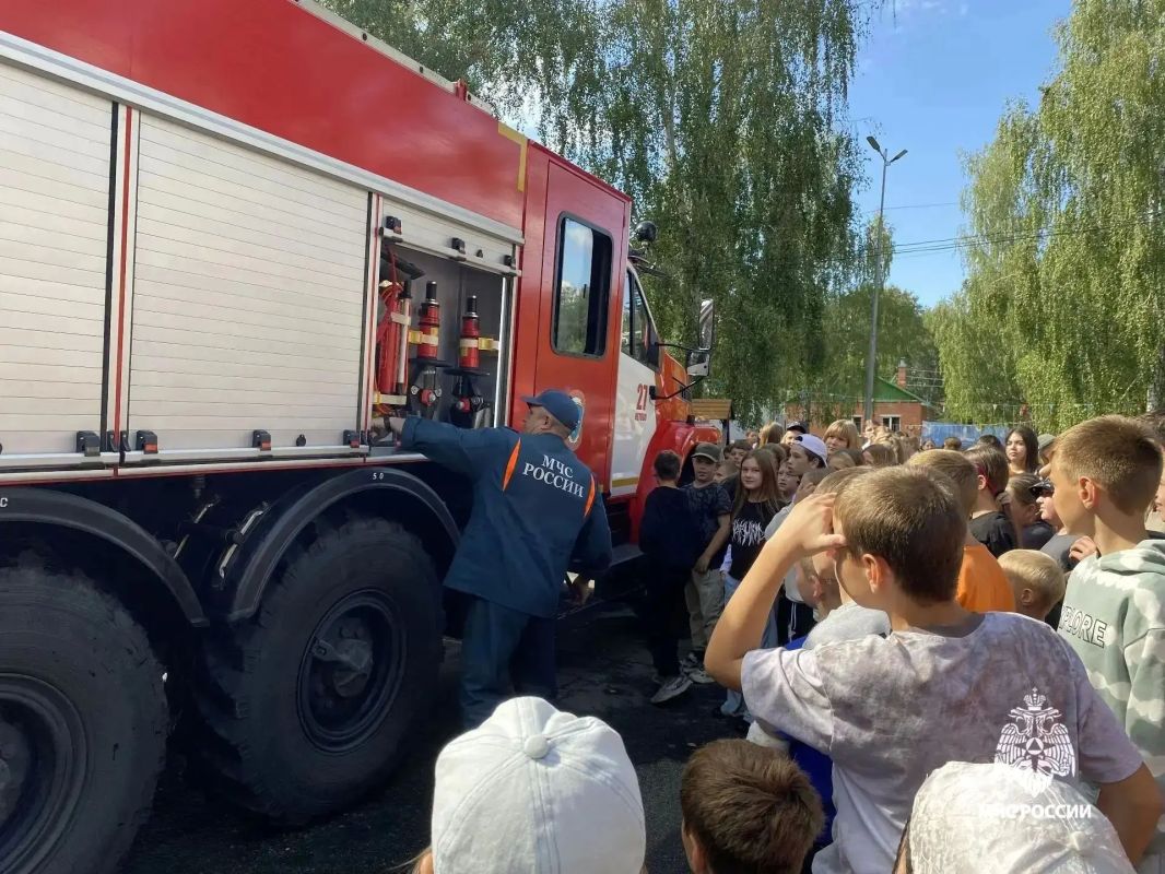 В Кетовском округе сотрудники МЧС России устроили выездную экскурсию для детей В Кетовском округе сотрудники МЧС России устроили выездную экскурсию для детей