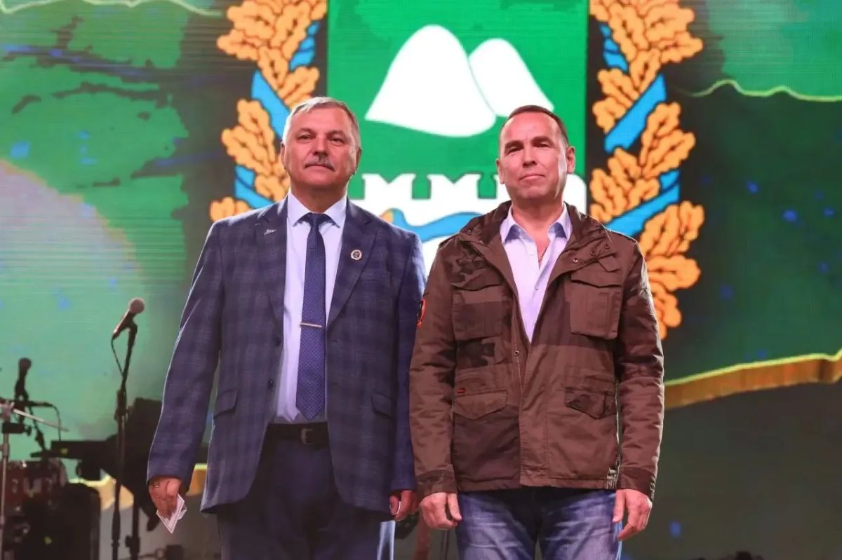 Вадим Шумков: На главной сцене в День города вручил награды тем, кто своим трудом делает Курган и область лучше Вадим Шумков: На главной сцене в День города вручил награды тем, кто своим трудом делает Курган и область лучше