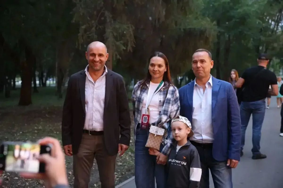 В ходе рабочего визита в Курганскую область полпред Президента России в УрФО Артем Жога вместе с губернатором Вадимом Шумковым побывали в Центральном парке культуры и отдыха Кургана и оценили его развитие и преображение... В ходе рабочего визита в Курганскую область полпред Президента России в УрФО Артем Жога вместе с губернатором Вадимом Шумковым побывали в Центральном парке культуры и отдыха Кургана и оценили его развитие и преображение...