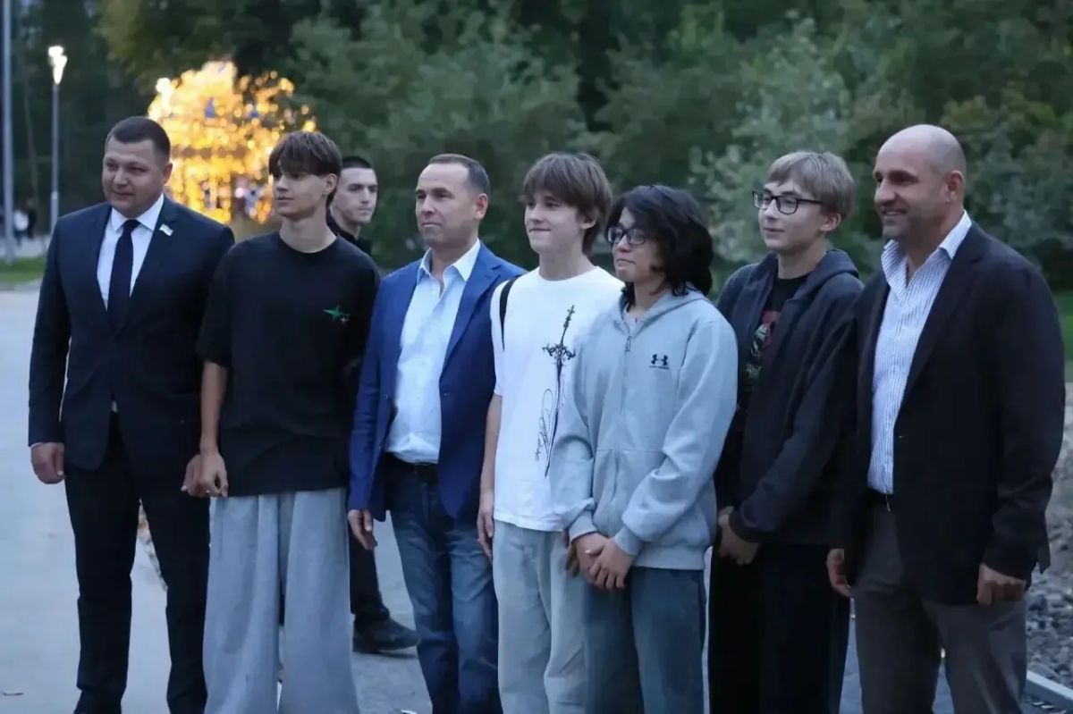 В ходе рабочего визита в Курганскую область полпред Президента России в УрФО Артем Жога вместе с губернатором Вадимом Шумковым побывали в Центральном парке культуры и отдыха Кургана и оценили его развитие и преображение... В ходе рабочего визита в Курганскую область полпред Президента России в УрФО Артем Жога вместе с губернатором Вадимом Шумковым побывали в Центральном парке культуры и отдыха Кургана и оценили его развитие и преображение...