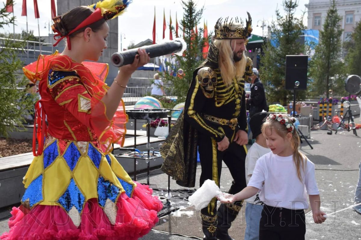 Для самых юных гостей праздника в День города работали аттракционы, аквагрим, интерактивные шоу, выступления аниматоров и ростовых кукол, мастер-классы, спортивные игры и другие концертно-развлекательные программы Для самых юных гостей праздника в День города работали аттракционы, аквагрим, интерактивные шоу, выступления аниматоров и ростовых кукол, мастер-классы, спортивные игры и другие концертно-развлекательные программы