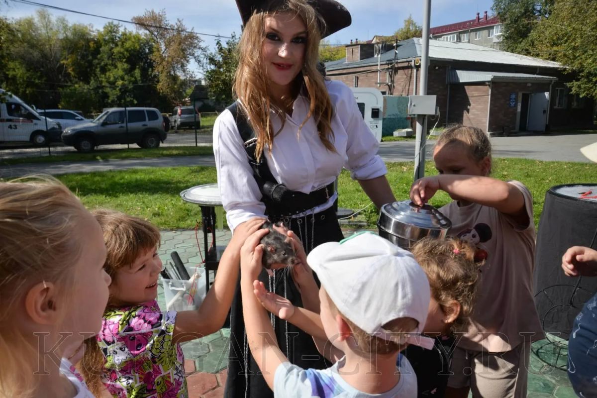 Для самых юных гостей праздника в День города работали аттракционы, аквагрим, интерактивные шоу, выступления аниматоров и ростовых кукол, мастер-классы, спортивные игры и другие концертно-развлекательные программы Для самых юных гостей праздника в День города работали аттракционы, аквагрим, интерактивные шоу, выступления аниматоров и ростовых кукол, мастер-классы, спортивные игры и другие концертно-развлекательные программы