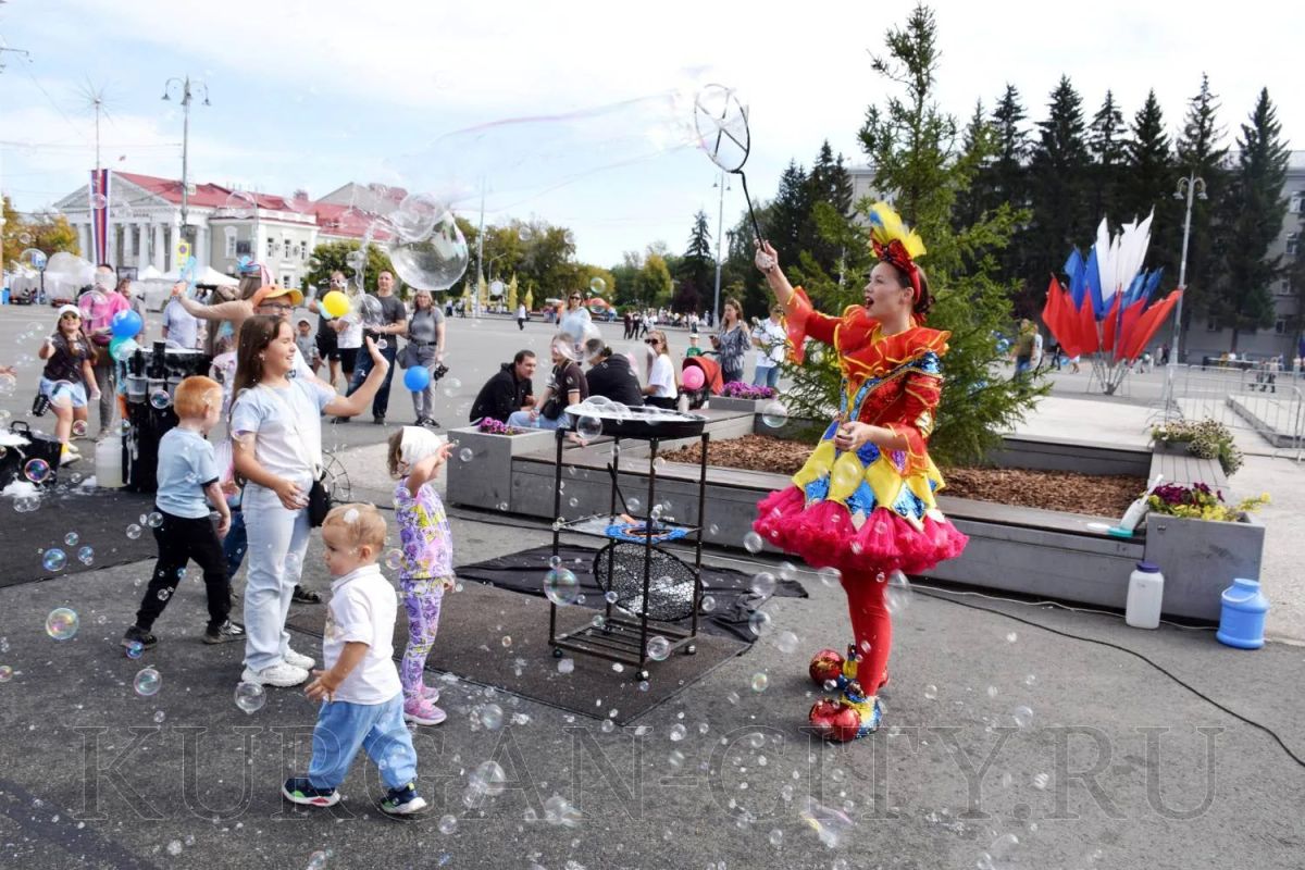 Для самых юных гостей праздника в День города работали аттракционы, аквагрим, интерактивные шоу, выступления аниматоров и ростовых кукол, мастер-классы, спортивные игры и другие концертно-развлекательные программы Для самых юных гостей праздника в День города работали аттракционы, аквагрим, интерактивные шоу, выступления аниматоров и ростовых кукол, мастер-классы, спортивные игры и другие концертно-развлекательные программы
