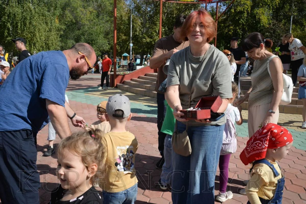 Для самых юных гостей праздника в День города работали аттракционы, аквагрим, интерактивные шоу, выступления аниматоров и ростовых кукол, мастер-классы, спортивные игры и другие концертно-развлекательные программы Для самых юных гостей праздника в День города работали аттракционы, аквагрим, интерактивные шоу, выступления аниматоров и ростовых кукол, мастер-классы, спортивные игры и другие концертно-развлекательные программы