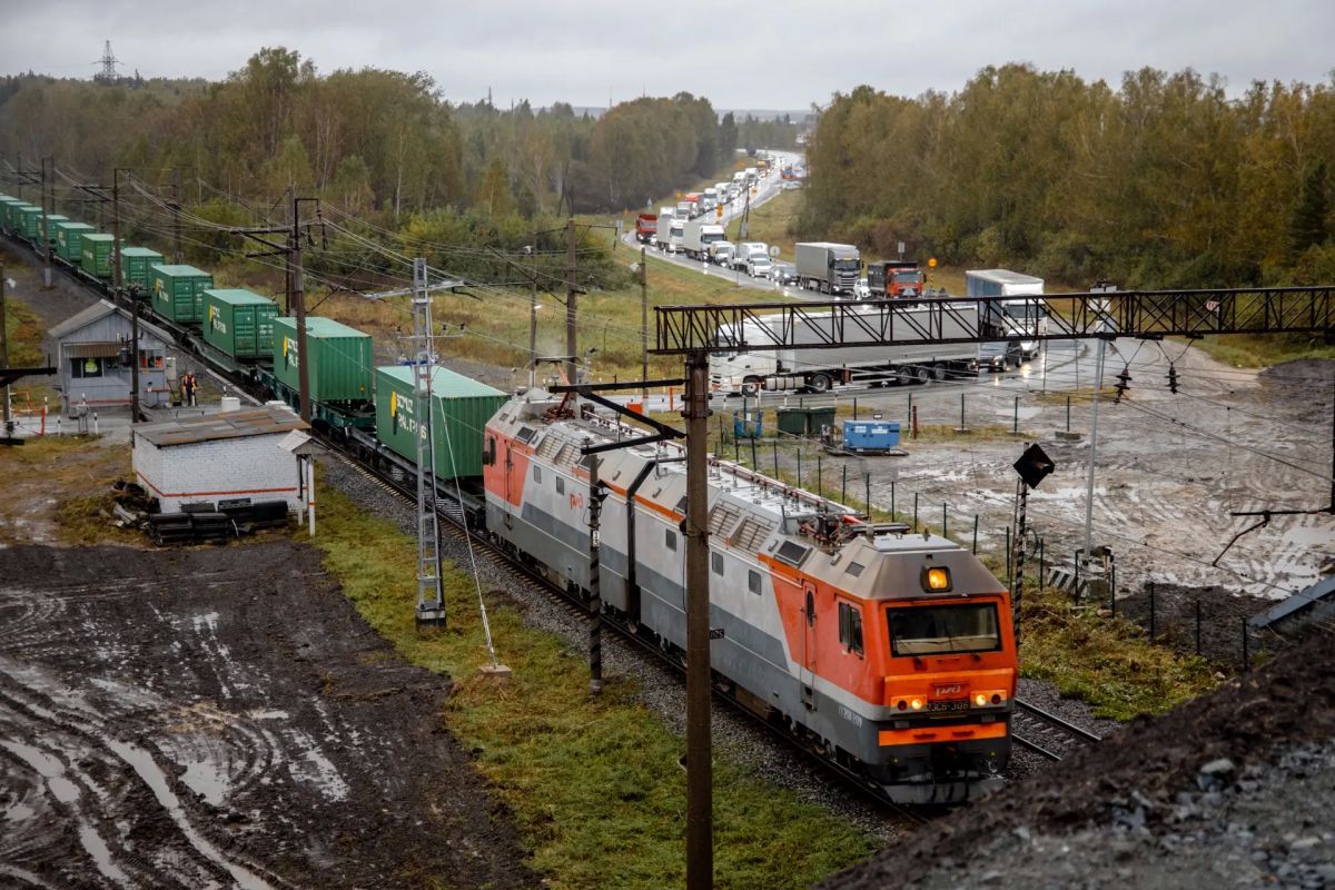 Открыли движение по путепроводу над железнодорожным переездом на трассе Екатеринбург – Курган Открыли движение по путепроводу над железнодорожным переездом на трассе Екатеринбург – Курган