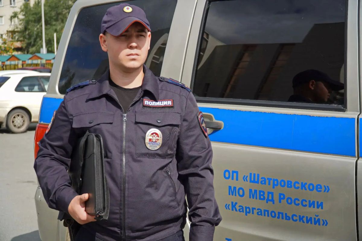 Сегодня продолжаем знакомство с участниками конкурса «Народный участковый – 2026» и представляем Владислава Неустроева – участкового уполномоченного полиции отделения полиции «Шатровское» МО МВД России «Каргапольский» Сегодня продолжаем знакомство с участниками конкурса «Народный участковый – 2026» и представляем Владислава Неустроева – участкового уполномоченного полиции отделения полиции «Шатровское» МО МВД России «Каргапольский»