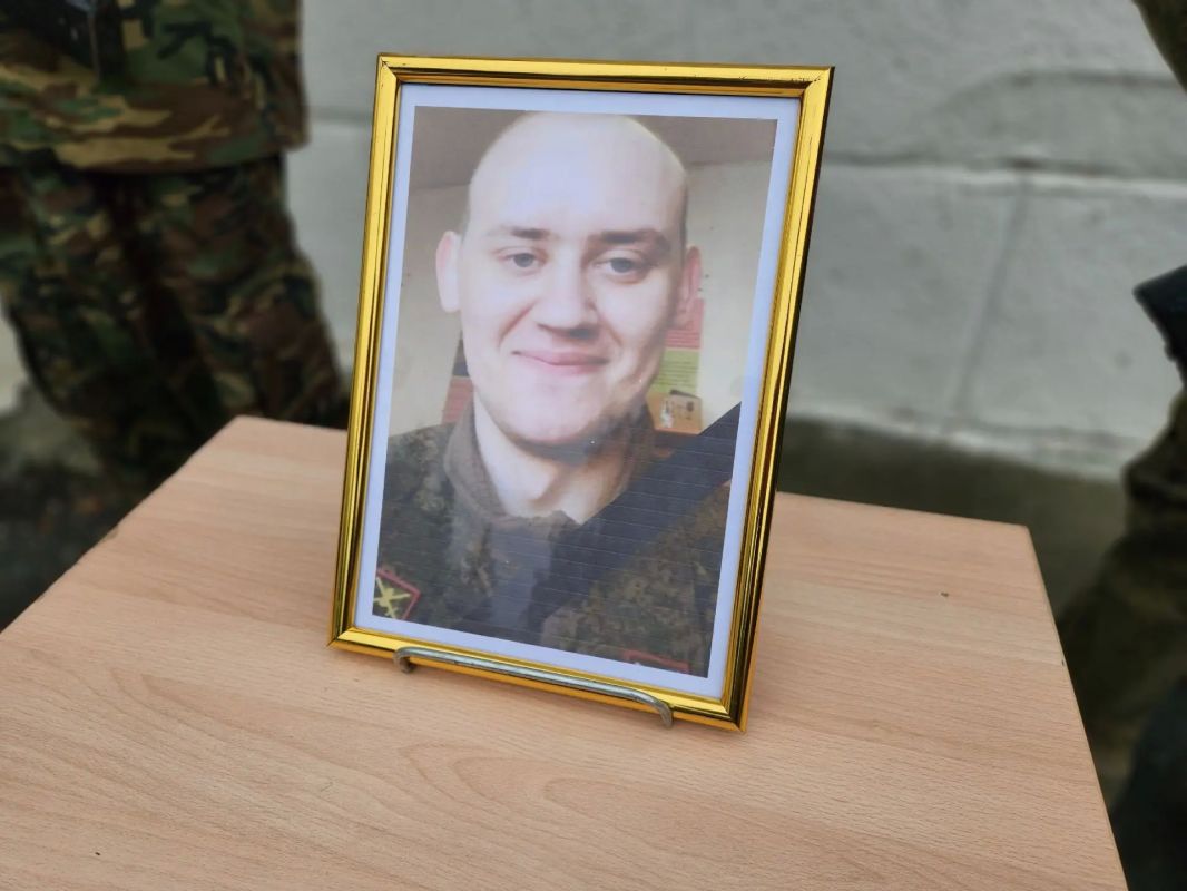 В память о Герое: в Кургане увековечили имя погибшего на СВО выпускника медицинского колледжа В память о Герое: в Кургане увековечили имя погибшего на СВО выпускника медицинского колледжа