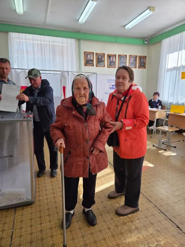 В Кургане сегодня на избирательный участок № 867 пришла голосовать Александра Александровна Фёдорова, которой в 2026 году исполнилось 105 лет!