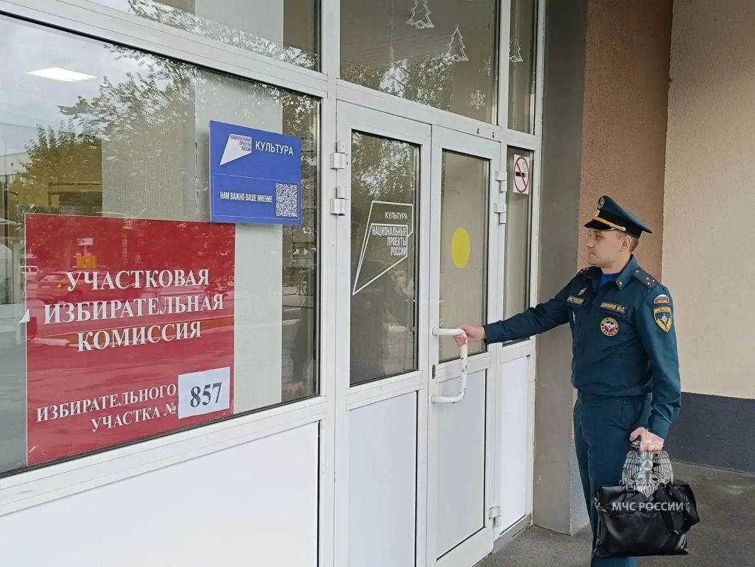 Сотрудники областного чрезвычайного ведомства обеспечивают пожарную безопасность на избирательных участках