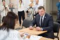 Глава города Кургана Антон Науменко проголосовал сегодня, в первый день выборов, на участке № 933, который расположен на базе гимназии № 30