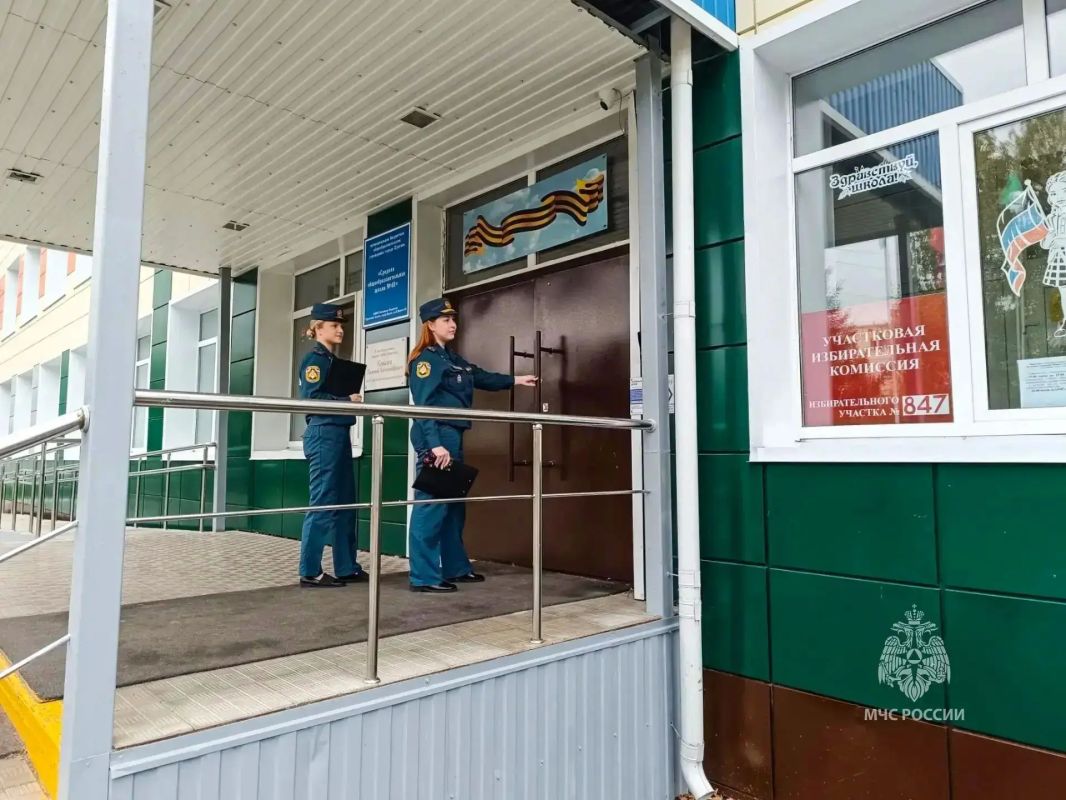 Сотрудники областного чрезвычайного ведомства обеспечивают пожарную безопасность на избирательных участках Сотрудники областного чрезвычайного ведомства обеспечивают пожарную безопасность на избирательных участках