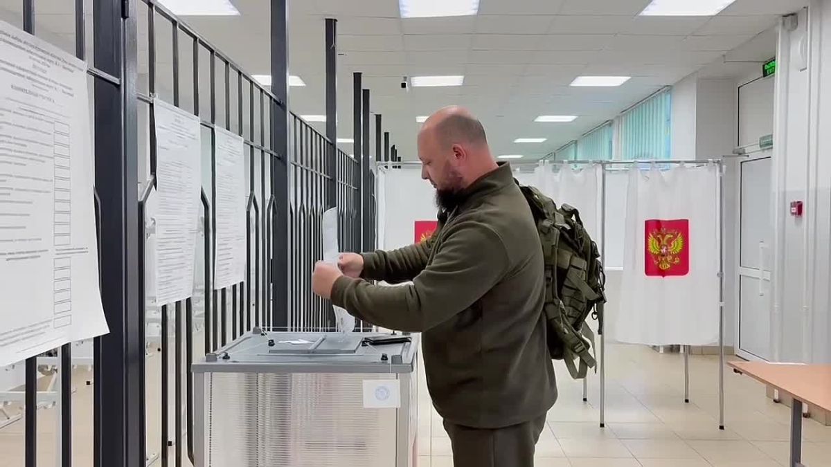 Одним из первых проголосовал на избирательном участке руководитель Ассоциации ветеранов СВО Курганской области, депутат Курганской городской Думы Илья Пономарёв
