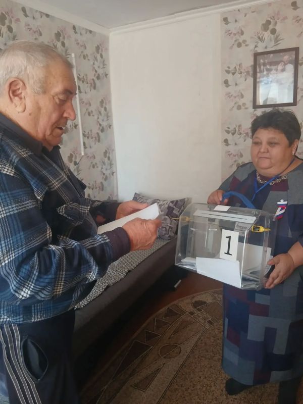 Члены участковых избирательных комиссий в день голосования стараются не только организовать голосование, но и поздравить юбиляров, именинников и просто тех, у кого сегодня, в день выборов, семейный праздник Члены участковых избирательных комиссий в день голосования стараются не только организовать голосование, но и поздравить юбиляров, именинников и просто тех, у кого сегодня, в день выборов, семейный праздник