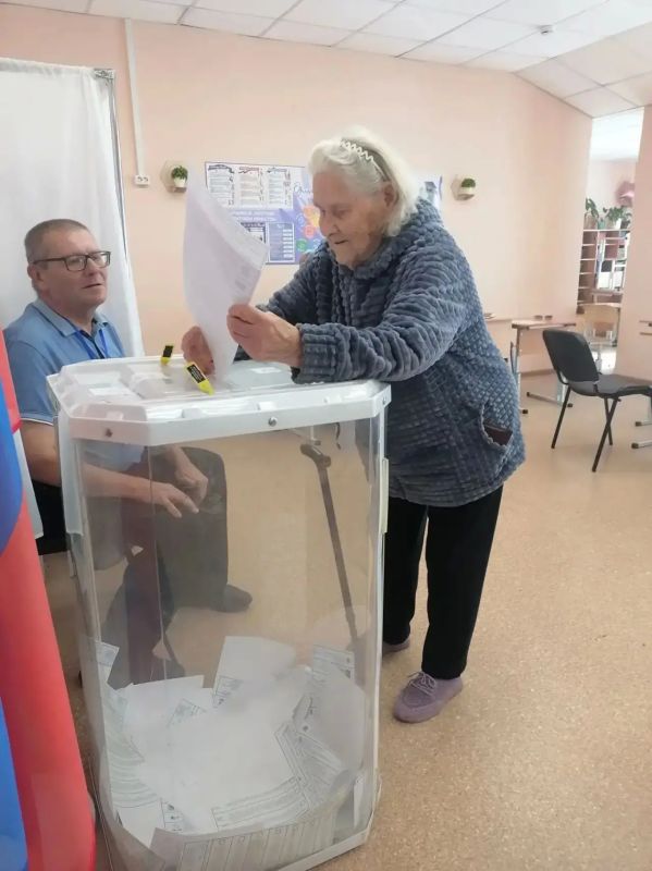 В Кургане сегодня на избирательный участок № 867 пришла голосовать Александра Александровна Фёдорова, которой в 2026 году исполнилось 105 лет! В Кургане сегодня на избирательный участок № 867 пришла голосовать Александра Александровна Фёдорова, которой в 2026 году исполнилось 105 лет!