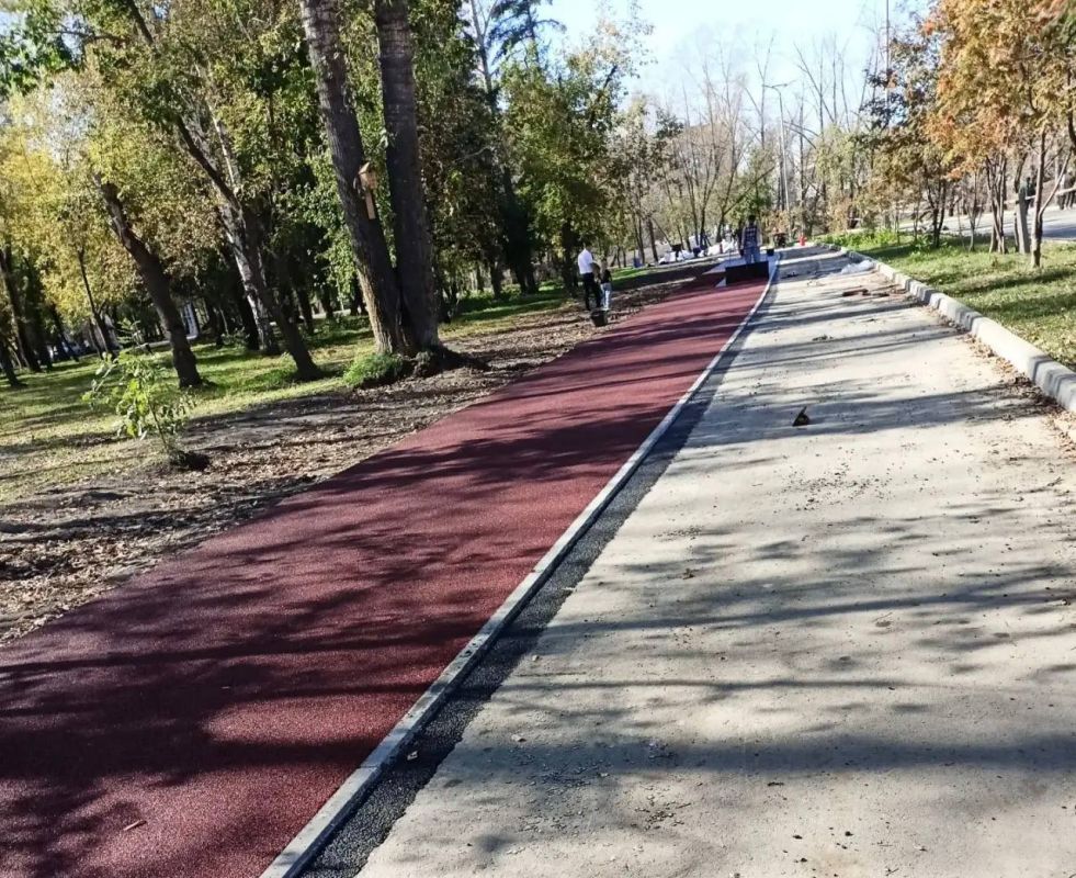 В ЦПКиО начались работы по нанесению прорезиненного покрытия на беговые дорожки нового центра бега В ЦПКиО начались работы по нанесению прорезиненного покрытия на беговые дорожки нового центра бега