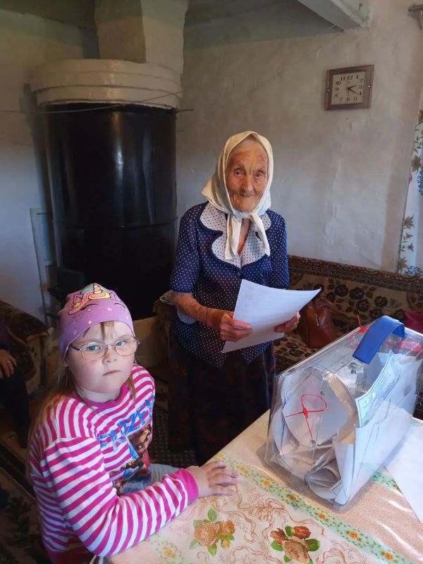 На выборах депутатов Государственной Думы продолжают голосовать граждане почтенного возраста, старейшины сел и поселков, юбиляры, за плечами которых десятилетия труда на благо родного края На выборах депутатов Государственной Думы продолжают голосовать граждане почтенного возраста, старейшины сел и поселков, юбиляры, за плечами которых десятилетия труда на благо родного края