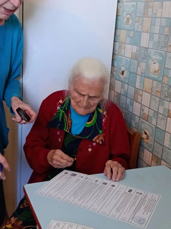 99-летний труженик тыла Надежда Александровна Лешукова приняла участие в голосовании на выборах депутатов Государственной Думы 99-летний труженик тыла Надежда Александровна Лешукова приняла участие в голосовании на выборах депутатов Государственной Думы
