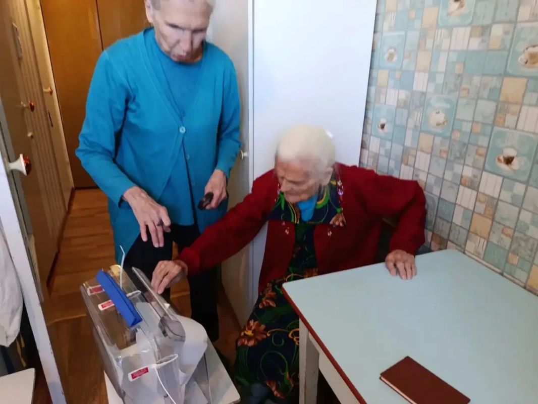 99-летний труженик тыла Надежда Александровна Лешукова приняла участие в голосовании на выборах депутатов Государственной Думы 99-летний труженик тыла Надежда Александровна Лешукова приняла участие в голосовании на выборах депутатов Государственной Думы