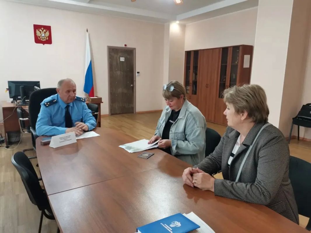 Заместитель прокурора Курганской области Владимир Аникеев в ходе рабочего визита в Петуховский муниципальный округ провел личный прием местных жителей и встретился с бизнесменами Заместитель прокурора Курганской области Владимир Аникеев в ходе рабочего визита в Петуховский муниципальный округ провел личный прием местных жителей и встретился с бизнесменами