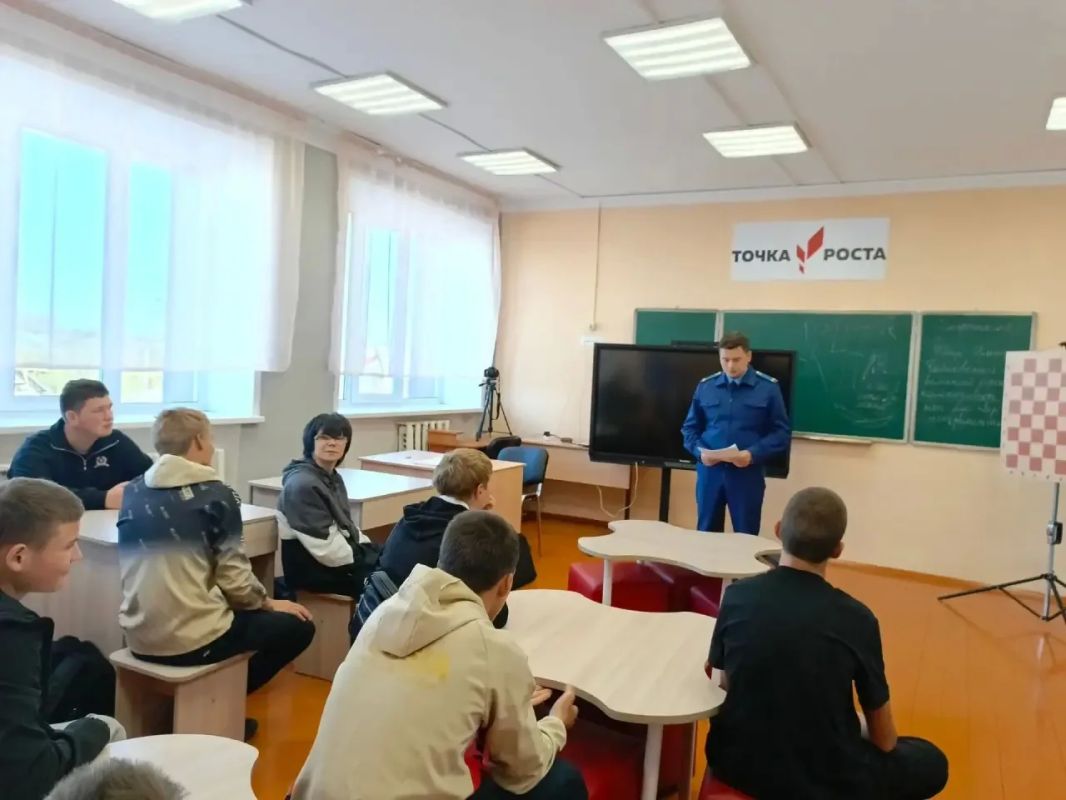 Прокурор Шатровского района Павел Каранда выступил перед учащимися МКОУ «Шатровская СОШ», а также детьми, состоящими на учете в подразделении по делам несовершеннолетних ОП «Шатровское» МО МВД России «Каргапольский»