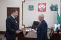 Антон Науменко: Утро началось с приятного события – вручил нагрудный знак, свидетельство и удостоверение «Почетного гражданина города Кургана» Михаилу Геннадьевичу Такунцеву