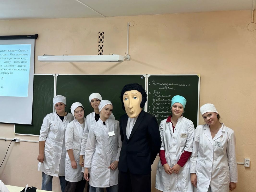 «Ай да Пушкин!»: Солнце русской поэзии заглянуло на переменку к будущим курганским медикам «Ай да Пушкин!»: Солнце русской поэзии заглянуло на переменку к будущим курганским медикам