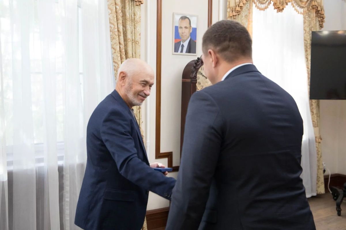 Глава Кургана Антон Науменко вручил нагрудный знак и удостоверение «Почетного гражданина города Кургана» Михаилу Такунцеву Глава Кургана Антон Науменко вручил нагрудный знак и удостоверение «Почетного гражданина города Кургана» Михаилу Такунцеву