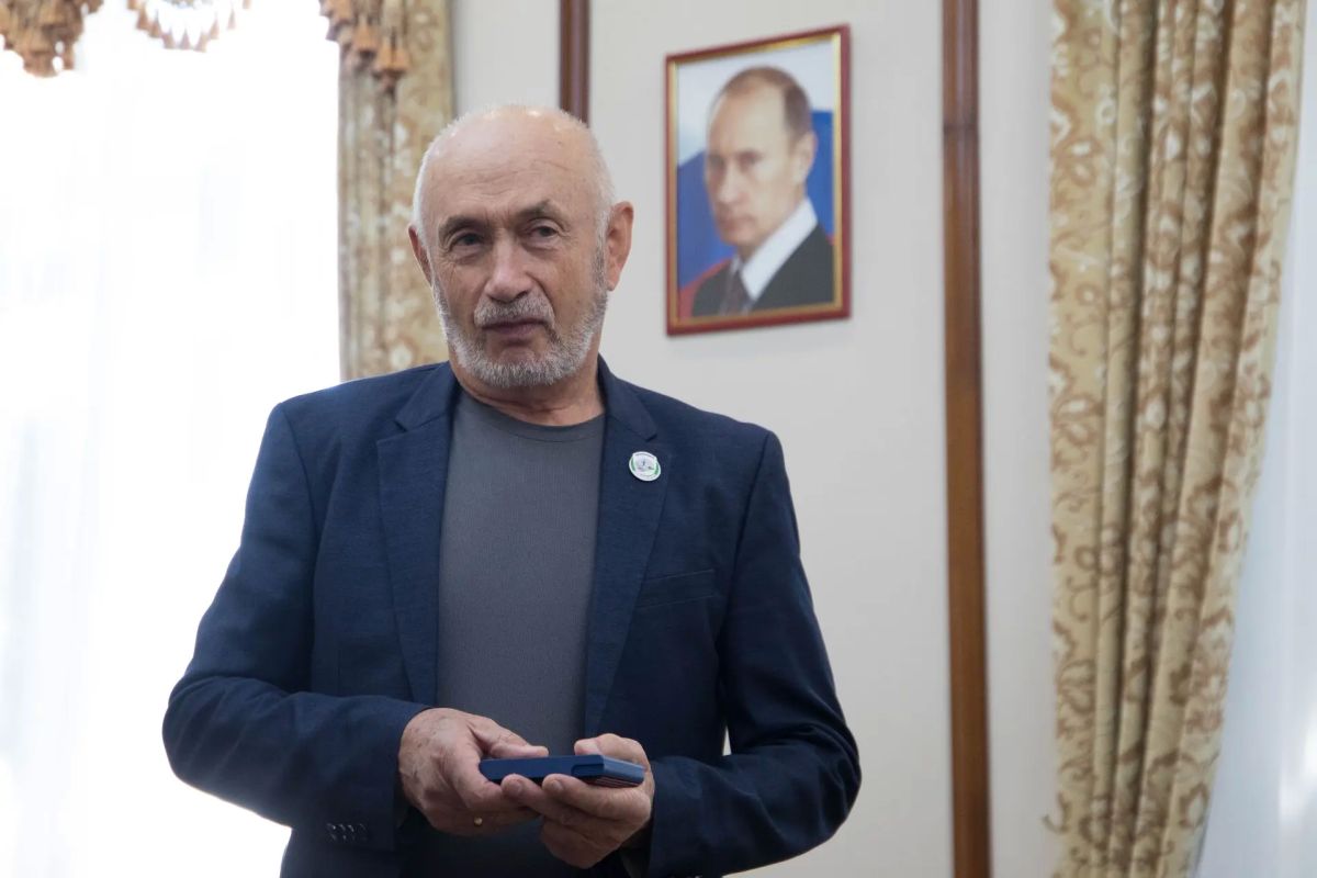 Глава Кургана Антон Науменко вручил нагрудный знак и удостоверение «Почетного гражданина города Кургана» Михаилу Такунцеву Глава Кургана Антон Науменко вручил нагрудный знак и удостоверение «Почетного гражданина города Кургана» Михаилу Такунцеву