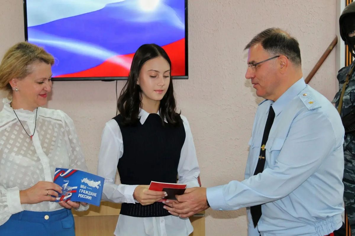 Начальник УМВД России по Курганской области вручил первые паспорта юным жителям региона в рамках Всероссийского проекта «Мы – граждане России!» Начальник УМВД России по Курганской области вручил первые паспорта юным жителям региона в рамках Всероссийского проекта «Мы – граждане России!»