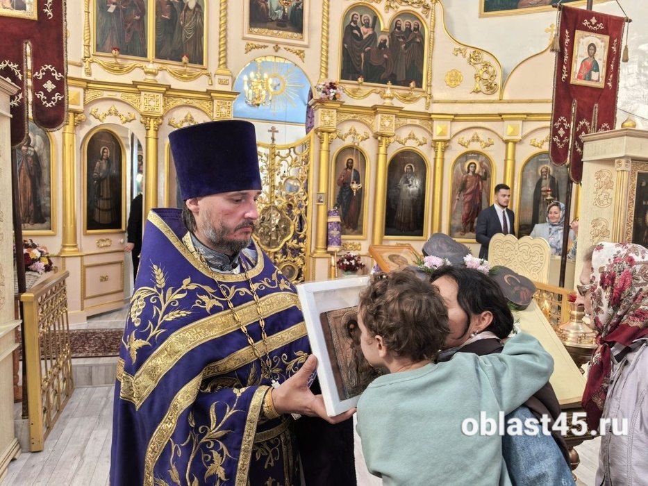 Царская икона и мэр на клиросе: чем удивило 200-летие храма в Курганской области